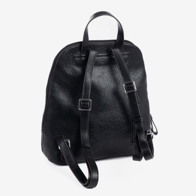 mochila pequena preta em material sintético com alças ajustáveis