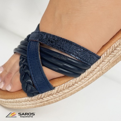 Sandália feminina azul escuro com tiras entrelaçadas numa perna
