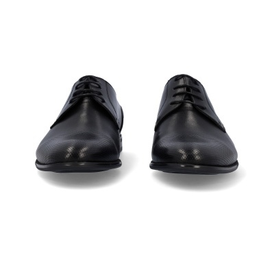 Sapatos sociais pretos de couro com perfurações frontais