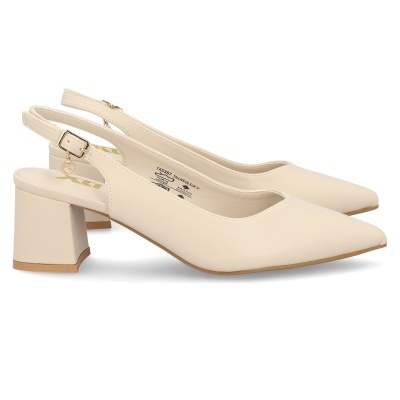 Sapatos slingback elegantes com salto médio quadrado em bege claro.