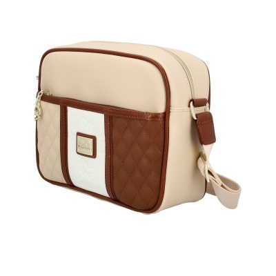 Bolsa quadrada bege com detalhes castanhos e etiqueta metálica frontal