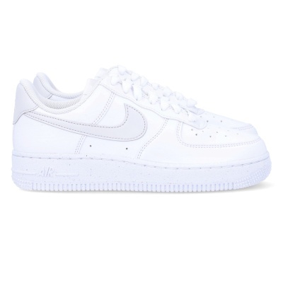 Ténis brancos Nike Air Force 1 em couro com sola grossa e logo Swoosh