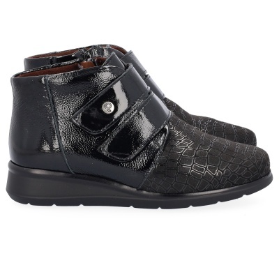 Botins pretos em couro brilhante com textura croco e fecho velcro