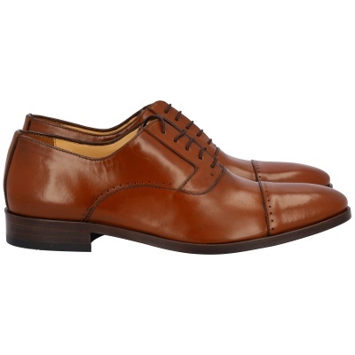 Sapatos masculinos em couro castanho com detalhes perfurados