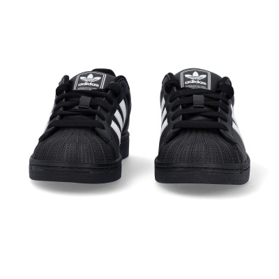 Par de sapatilhas Adidas pretas com riscas brancas, vista frontal