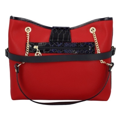 Mala vermelha com detalhes pretos e correntes douradas