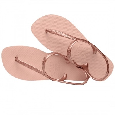 Sandálias tipo chinelos rosas com tiras metálicas finas em fundo branco