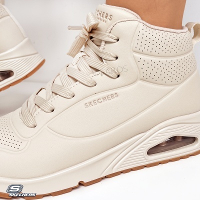 Ténis Skechers cano alto bege claro com solado branco e sola castanha