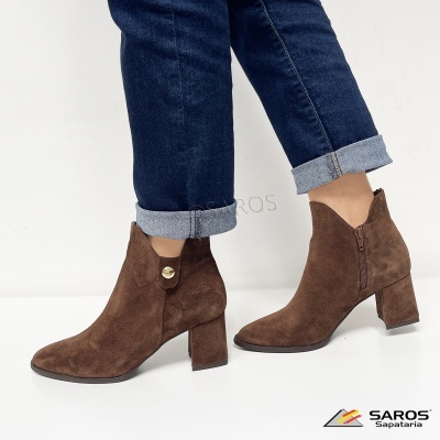 Botas de salto alto em camurça castanha com fecho lateral e botão dourado