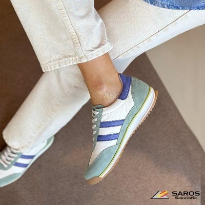 Sapatilhas desportivas brancas com riscas azuis e detalhes em azul claro