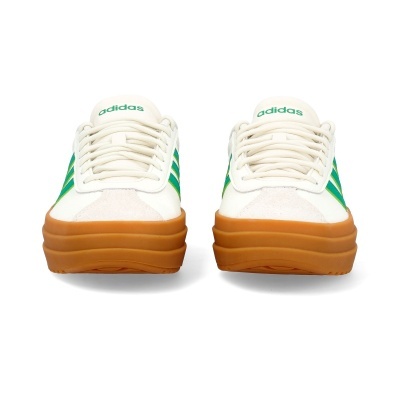 Sapatilhas Adidas brancas com riscas verdes e sola castanha
