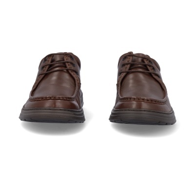 Sapatos de homem em pele castanha com atacadores e sola preta