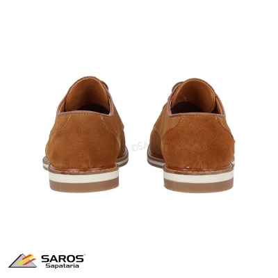 Sapatos castanhos de camurça vistos de trás com sola branca