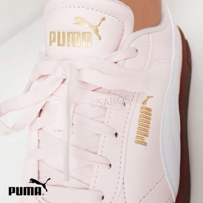 Tênis desportivo rosa claro com logotipo dourado da Puma