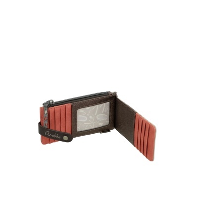 Carteira castanha e cor de telha com compartimentos para cartões e fecho.