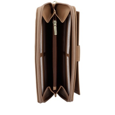 Carteira bege aberta mostrando compartimentos interiores com zíper e cartões