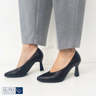 Sapatos de salto alto pretos em couro com calças cinzentas