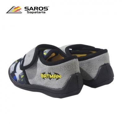 Sapatilhas infantis cinzentas e pretas com palavra BATMAN em amarelo