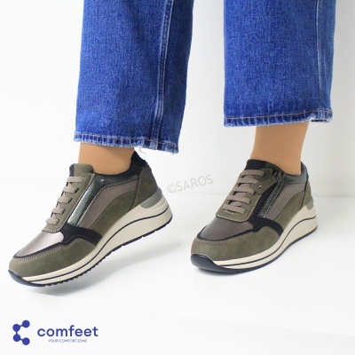 Sapatilhas desportivas verde, cinza e preto com sola branca e preta