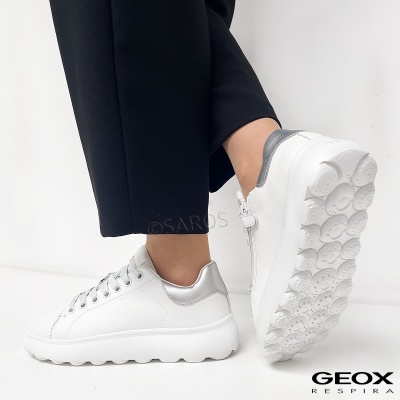 Ténis brancos GEOX com sola texturada e detalhes prata