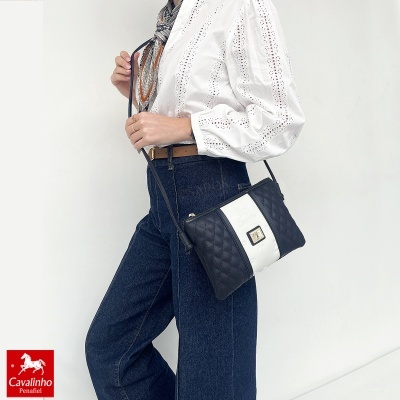 Mala de ombro preta e branca matelassé com fecho dourado