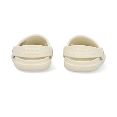 Sandálias tipo crocs brancas vistas de trás com alças ajustáveis no calcanhar