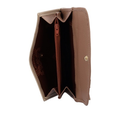 Carteira castanha aberta com divisórias internas e fecho de botão