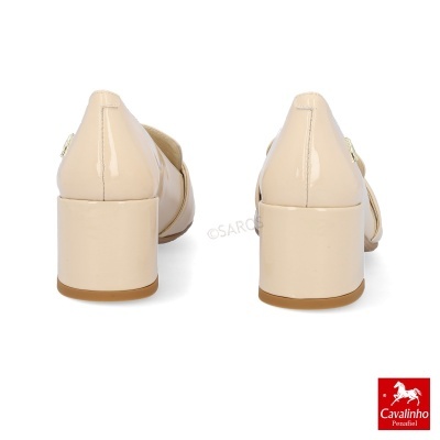 Sapatos de salto médio creme brilhantes vistos de trás