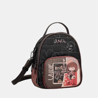 Mochila pequena preta e castanha com padrão de corações e bolso frontal ilustrado