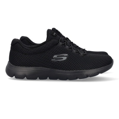Sapatilhas negras Skechers em malha respirável com sola preta.