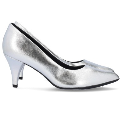 Sapatos de salto médio prateados em fundo branco