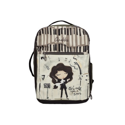 Mochila com estampa de teclas de piano e personagem feminina cantando com texto sing your soul
