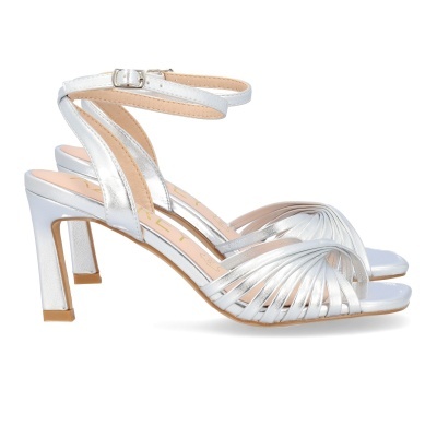Sandálias de salto alto prateadas com tiras finas e fecho de fivela