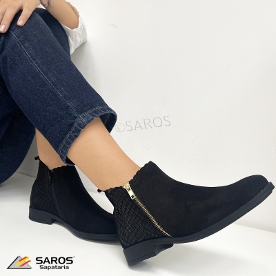 Botas pretas de cano curto com fecho lateral dourado