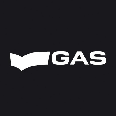 Logotipo branco 'GAS' em fundo preto com símbolo estilizado à esquerda