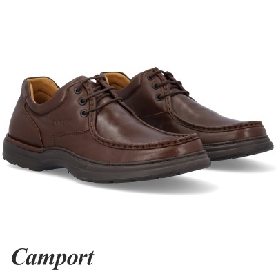 Sapatos masculinos de couro castanho com atacadores pretos e sola preta