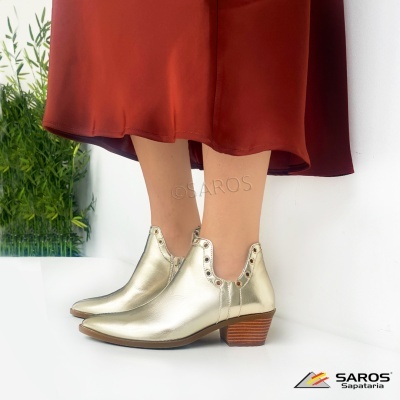 Botas ankle douradas com salto médio em madeira