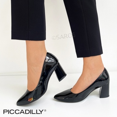 sapatos de tacão médio em verniz preto com ponta quadrada