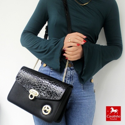Mala de senhora preta com padrão imitação pele de crocodilo e fecho prateado