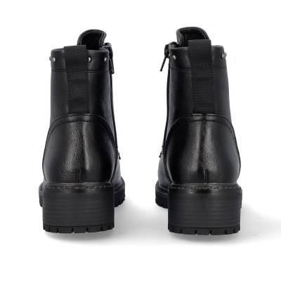 Botas pretas em pele sintética vista de trás