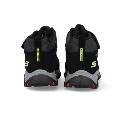 Par de ténis pretos com solas cinza e detalhes em amarelo visto de trás