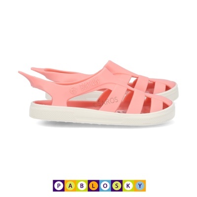 Sandálias cor-de-rosa de plástico com solado branco sobre fundo branco.