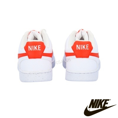 ténis Nike brancos com detalhes vermelhos vistos de trás