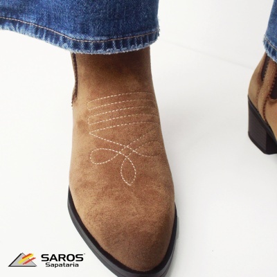 Bota castanha de camurça com salto quadrado e costura decorativa