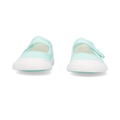 Sapatilhas infantis azuis claras com sola branca e fecho de velcro
