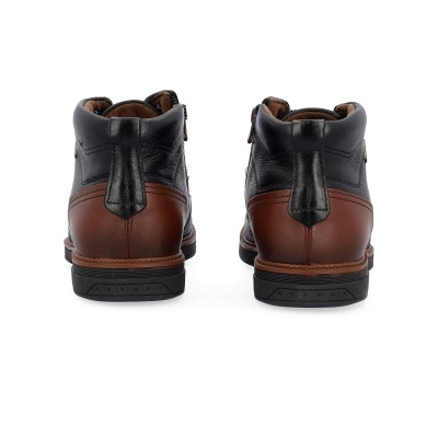Botas masculinas em couro preto e castanho vistas de trás