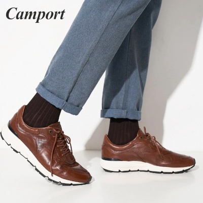 Sapatilhas castanhas em couro com sola branca e detalhes pretos