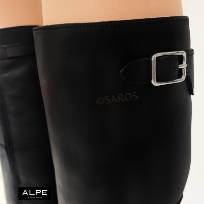 Bota preta em pele com fivela metálica e texto SAROS