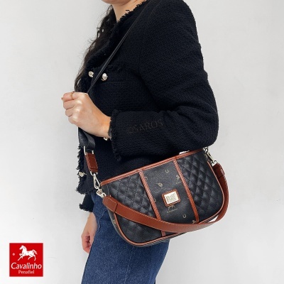 Mala feminina preta acolchoada com detalhes castanho e alça ajustável