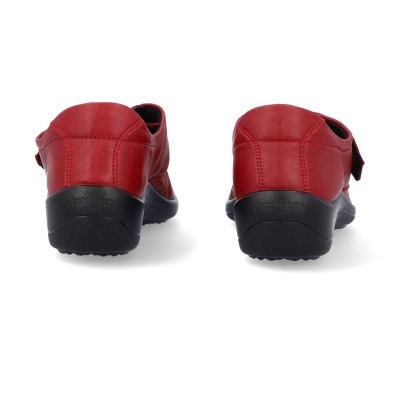 sapatos vermelhos em couro com sola preta vistos de trás